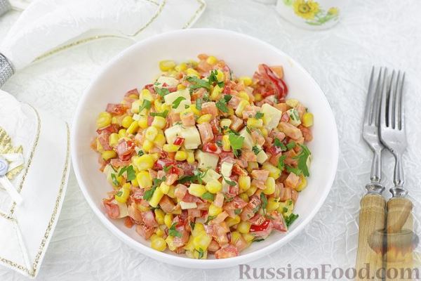 Салат с кукурузой, перцем, морковью и сыром