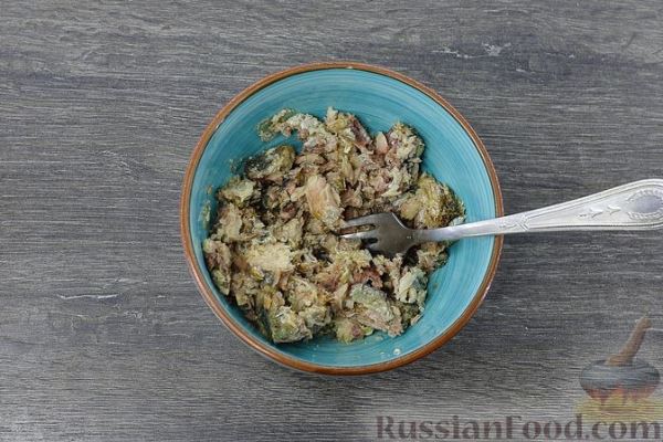 Салат из капусты с помидорами, перцем и рыбными консервами