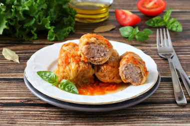 Капустные голубцы из свежей капусты с мясом в кастрюле