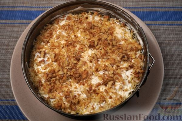 Слоёный салат с говядиной, огурцами, сыром и орехами