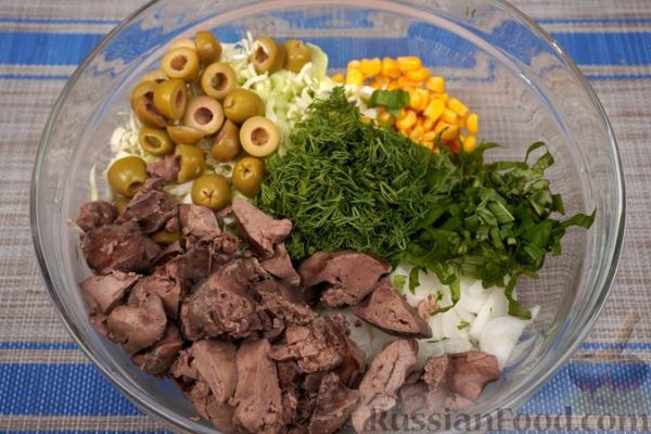 Салат с печенью, капустой, кукурузой и оливками