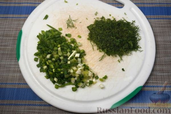 Слоёный салат с говядиной, огурцами, сыром и орехами