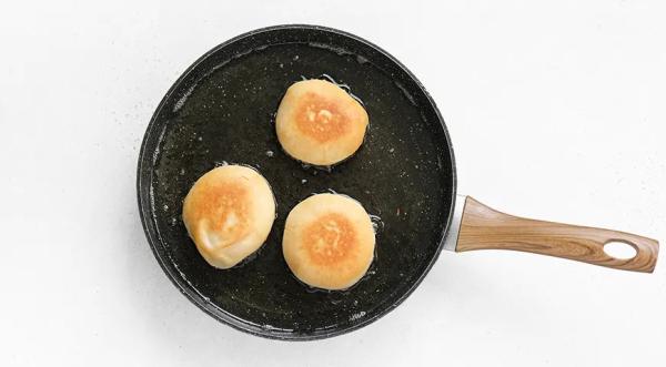 Жареные пирожки с солеными огурцами