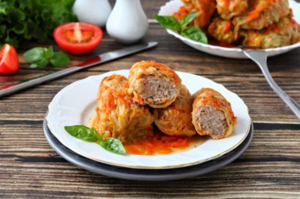 Капустные голубцы из свежей капусты с мясом в кастрюле