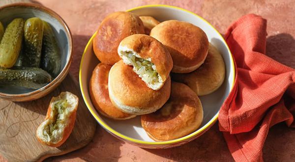 Жареные пирожки с солеными огурцами