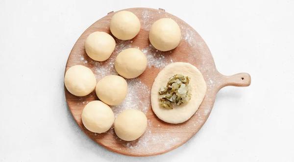 Жареные пирожки с солеными огурцами