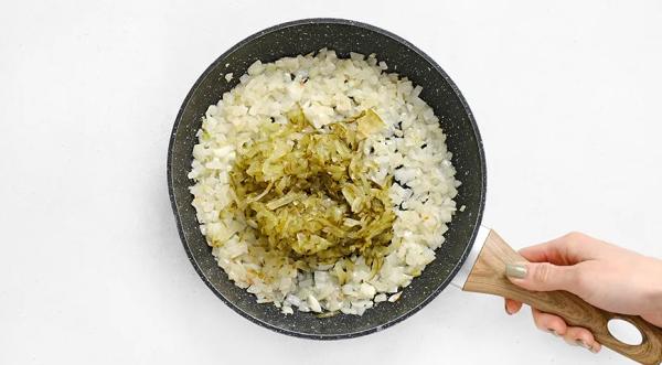 Жареные пирожки с солеными огурцами