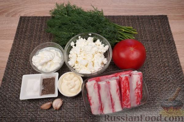 Слоёный салат с крабовыми палочками, помидорами и творогом