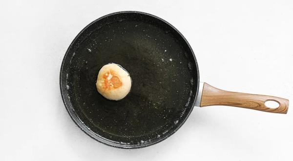 Жареные пирожки с солеными огурцами